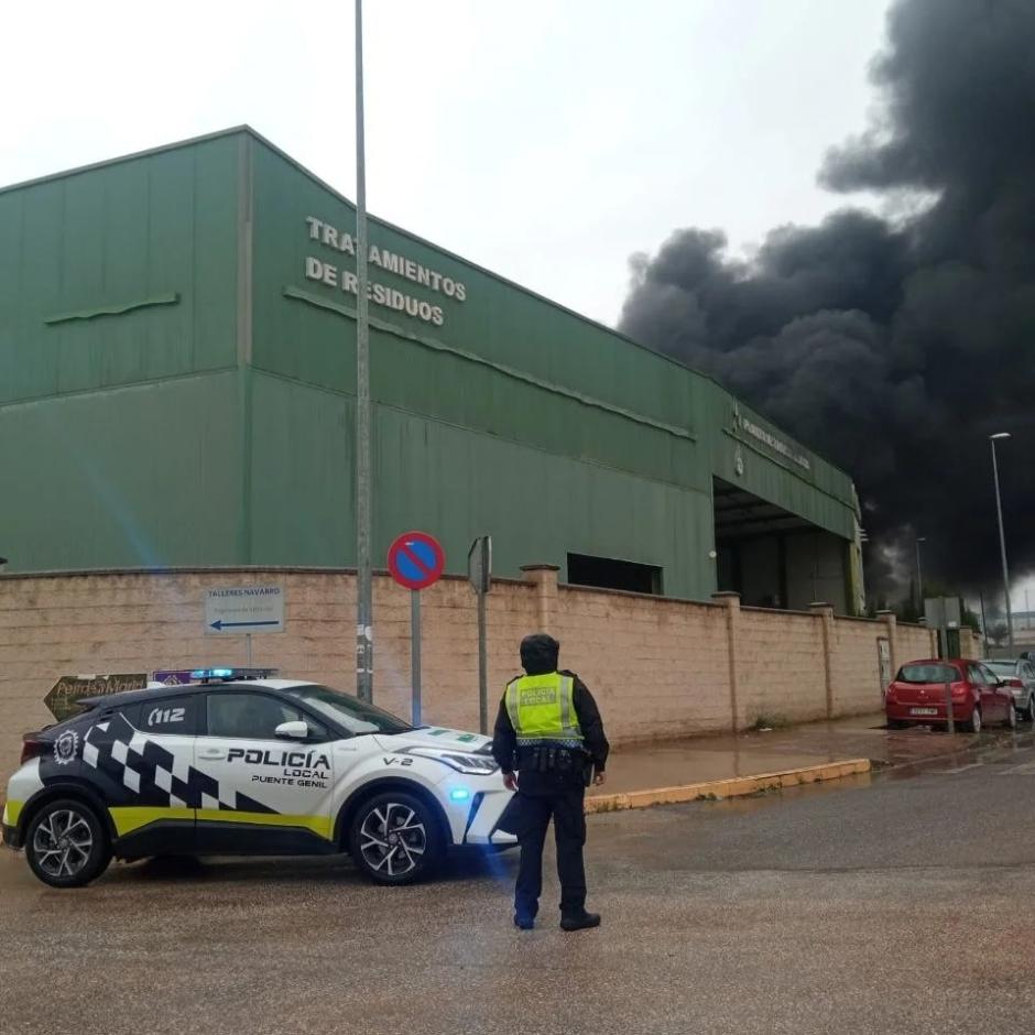 Incendio en el polígono industrial Huerto del Francés de Puente Genil