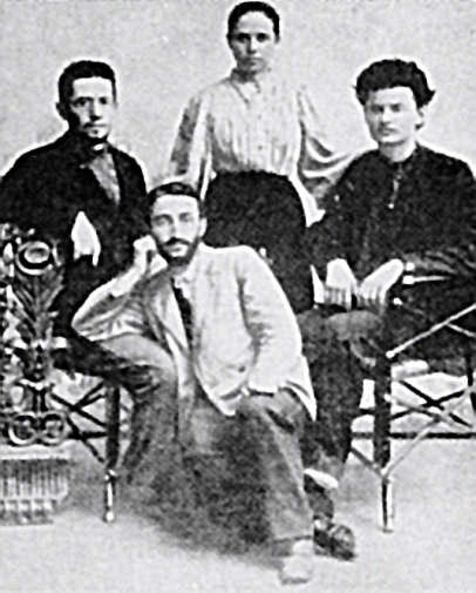La primera esposa de Trotsky, Aleksandra Sokolovskaya, con su hermano (sentado a la izquierda) y Trotsky (sentado a la derecha) en 1897