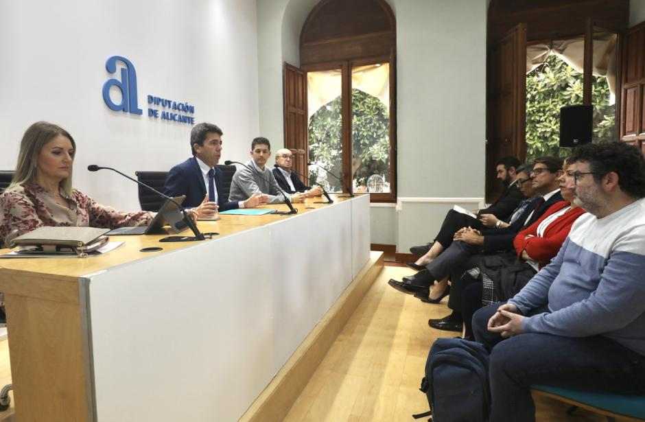 El presidente de la Diputación de Alicante, Carlos Mazón, junto a los responsables de HOSBEC.