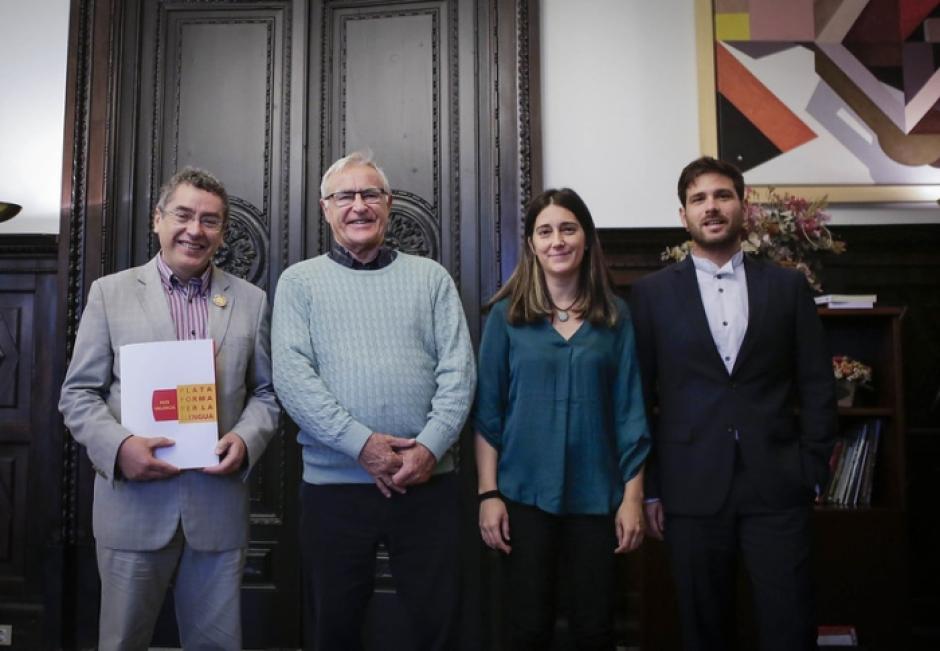 Joan Ribó posa junto a los responsables de Plataforma per la Llengua