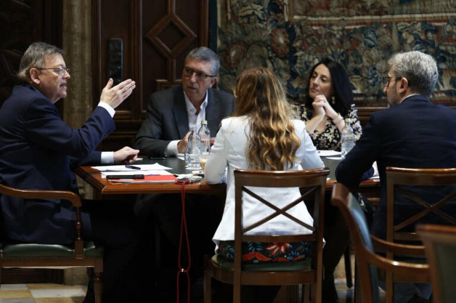 Ximo Puig (izquierda), reunido con cuatro consejeros para resolver el asunto de las renovables.