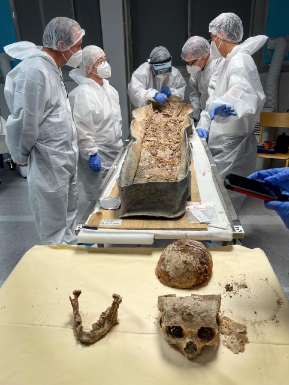 Investigadores estudiando los restos encontrados en Notre Dame