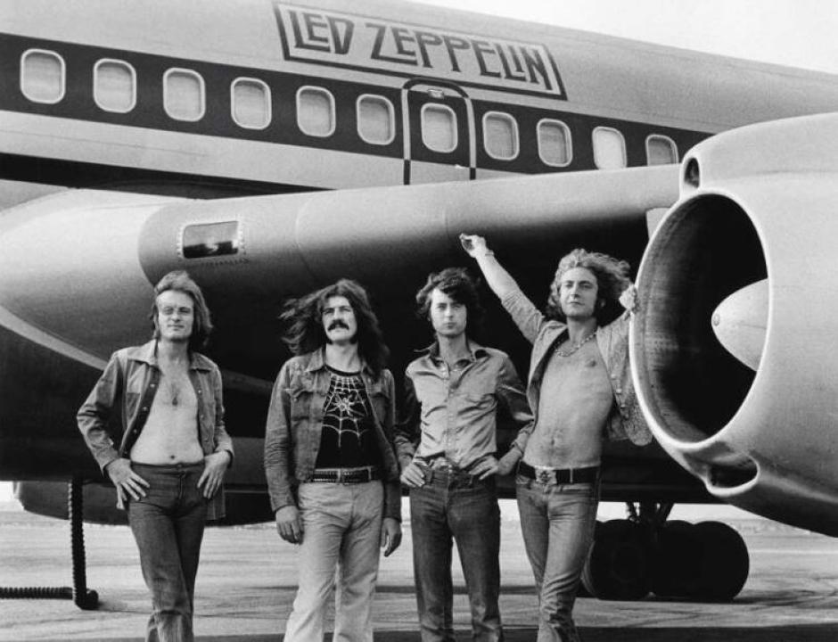 La mítica imagen de Led Zeppelin delante de su avión, capturada por Bob Gruen