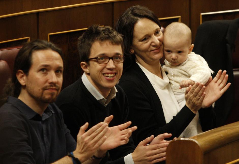 Carolina Bescansa con su hijo Diego, Íñigo Errejón y Pablo Iglesias en el Congreso de los Diputados el 13 de enero de 2016