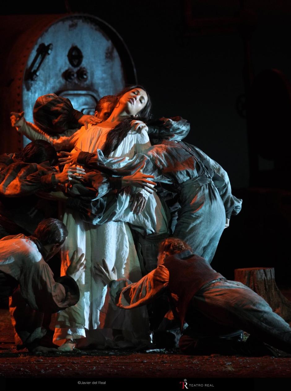 Uno de los momentos de la ópera 'La Sonnambula', el gran estreno del Teatro Real