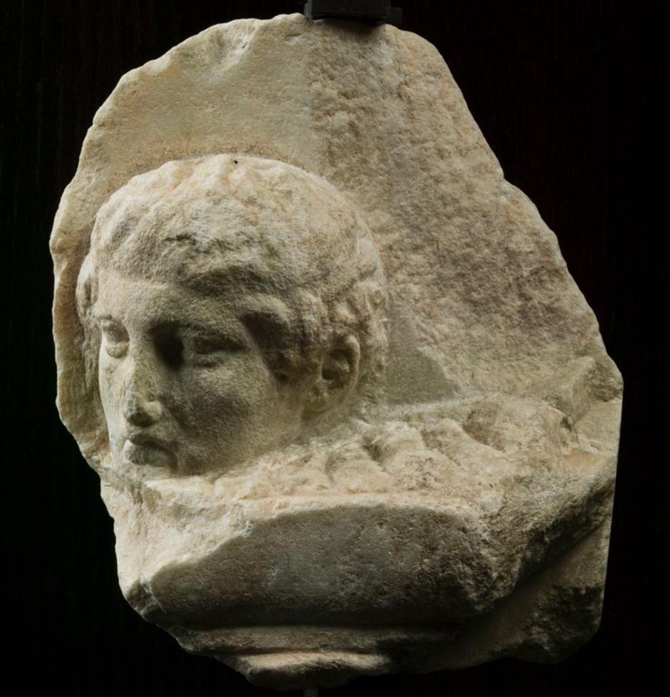 La cabeza de uno de los niños encargados de las ofrendas en el templo ateniense