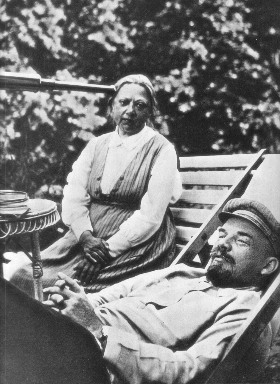 Krúpskaya junto a Lenin, convaleciente del infarto cerebral de mayo de 1922