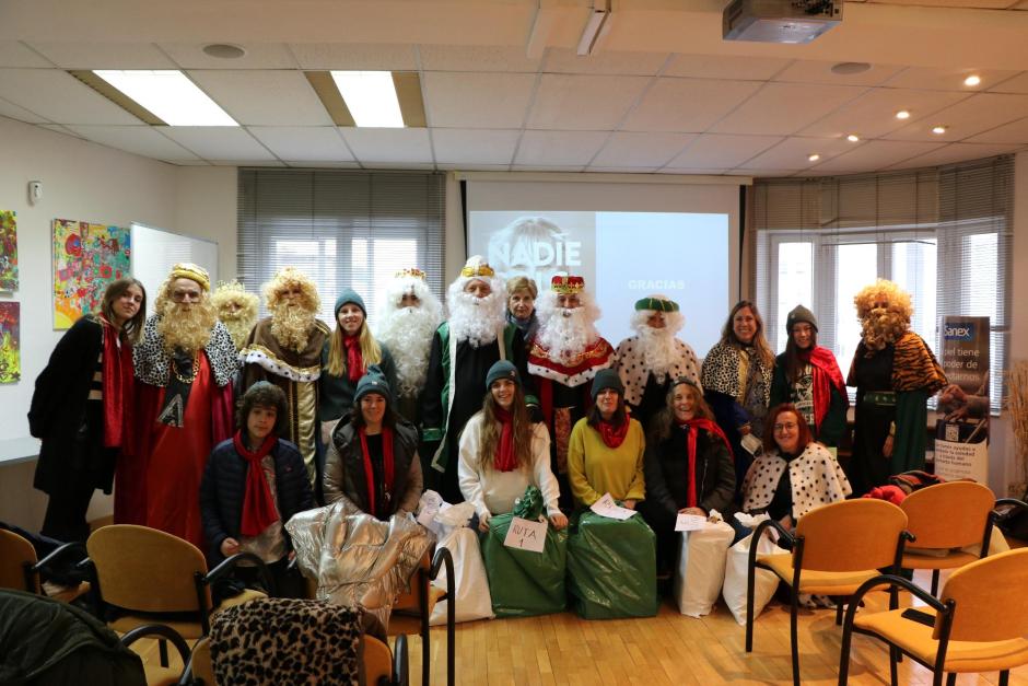Los voluntarios del Banco Santander disfrazados de Reyes Magos y pajes en la sede de Nadiesolo