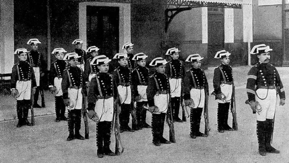 Alumnos del grupo de música de la Guardia Civil a comienzos del siglo XX