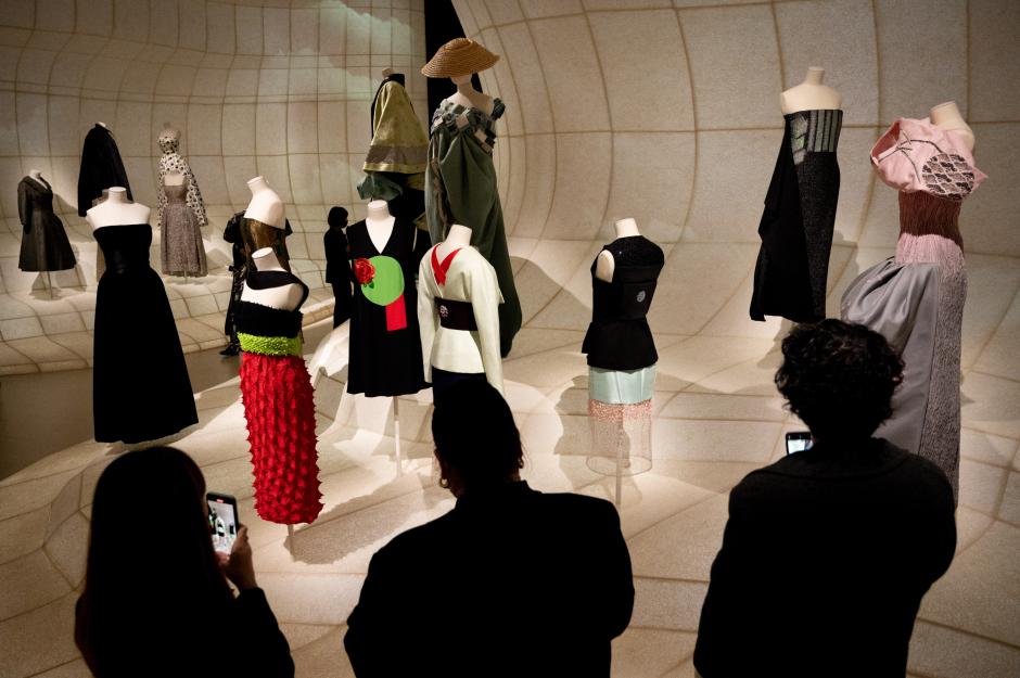 Visitantes en la exposición 'Christian Dior, diseñador de sueños'