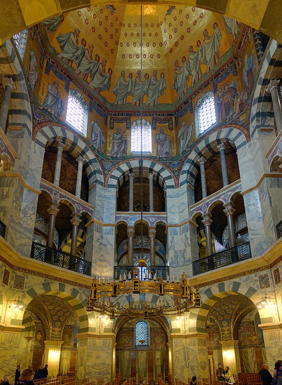 La Capilla Palatina de la Catedral de Aquisgrán es el mayor ejemplo de arte carolingio