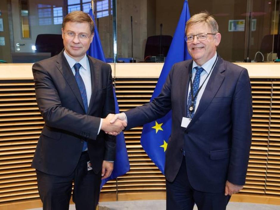 Puig, con el vicepresidente Económico de la Comisión Europea, Valdis Dombrovskis.