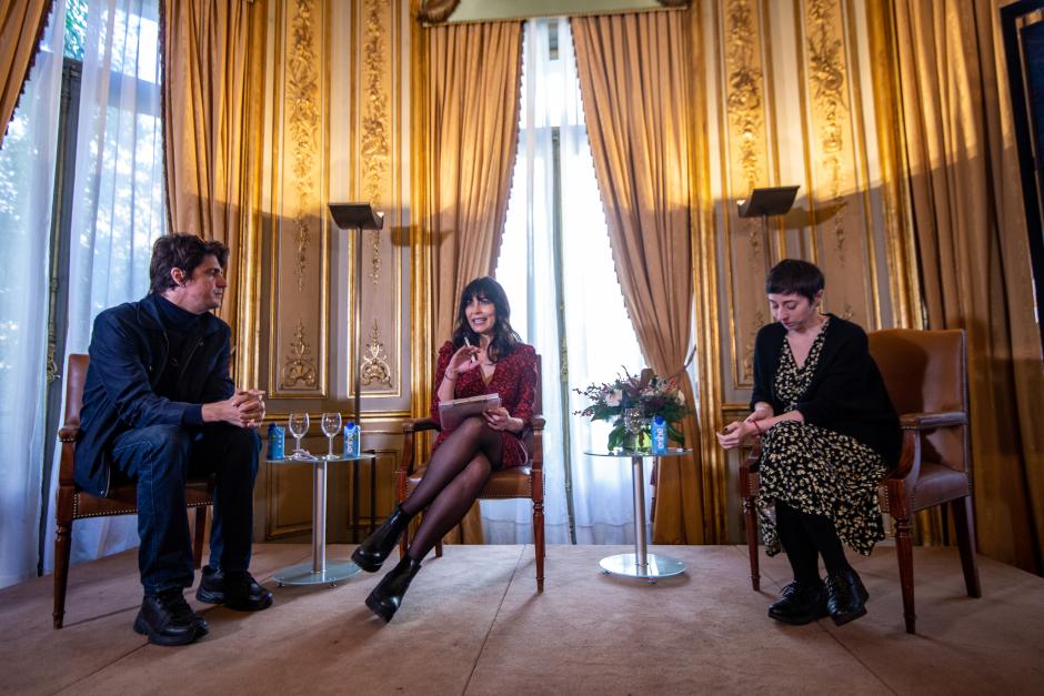 La periodista Marta Fernández, en un momento de su charla con los poetas Alejandro Simón Partal y Elena Medel