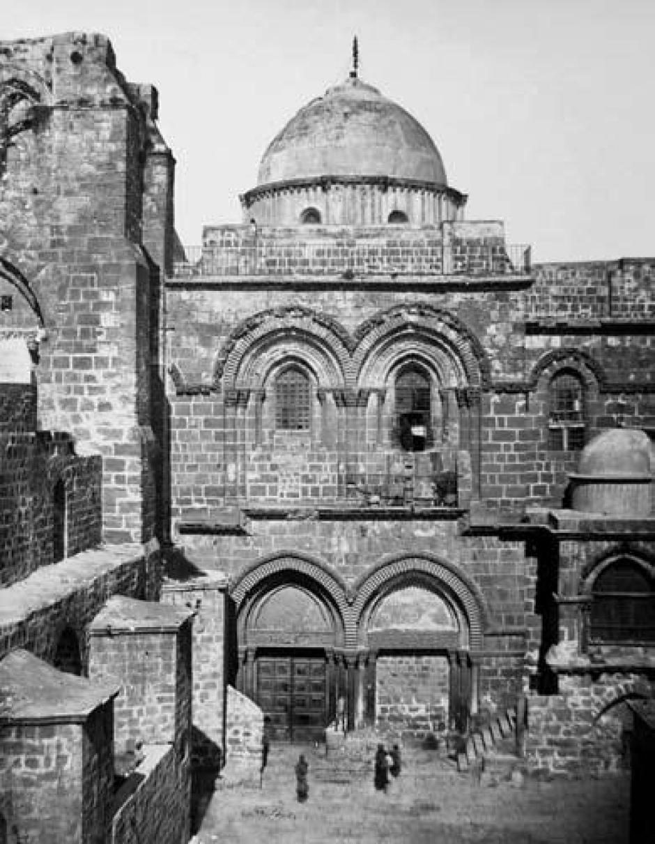 El Santo Sepulcro (Jerusalén) en 1864. La disputa entre católicos y ortodoxos por su gestión y la de otros lugares considerados santos por los cristianos precipitó el estallido de la guerra de Crimea