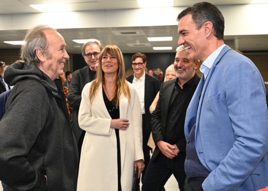 Joan Manuel Serrat dialoga con Pedro Sánchez, este viernes, en Barcelona