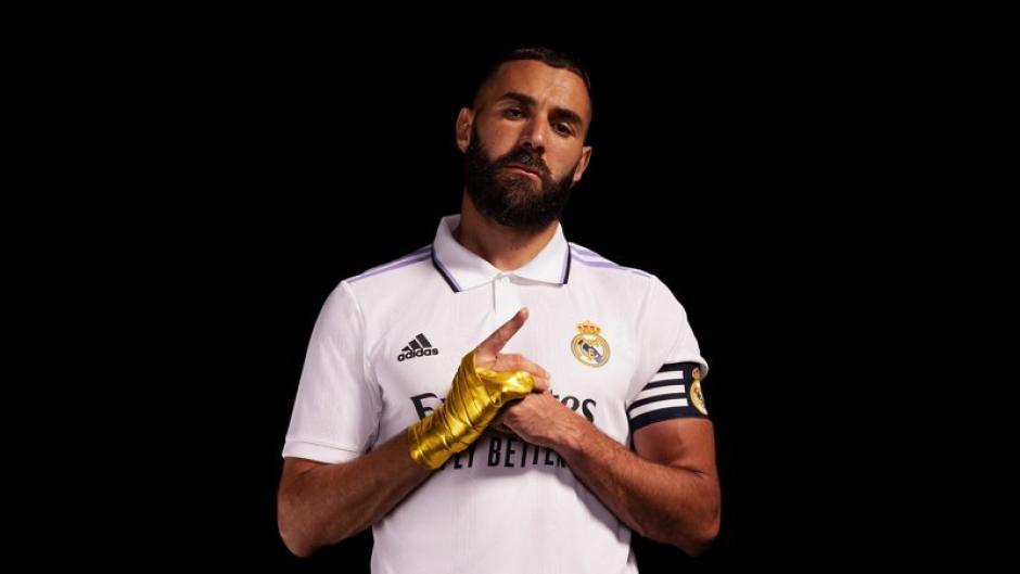 Imagen promocional de Adidas con motivo del Balón de Oro de Benzema donde resalta el vendaje del futbolista