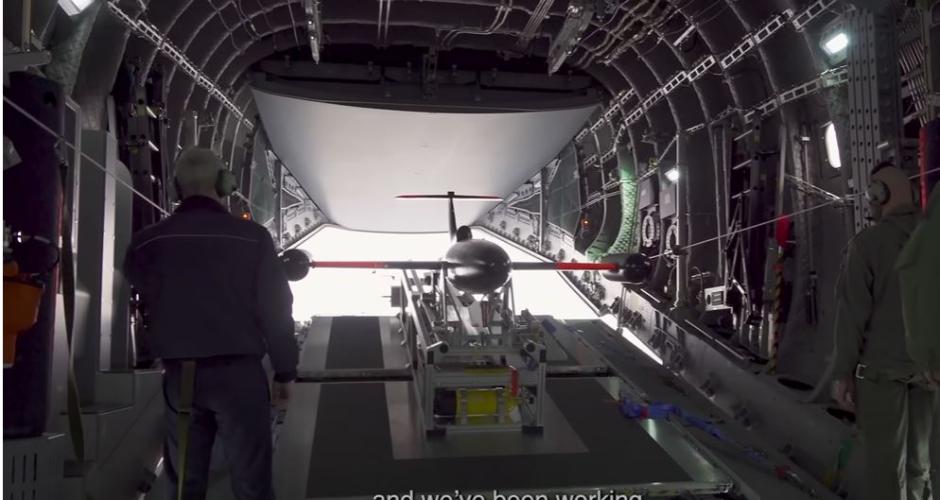 El dron Do-DT25 se sitúa en la lanzadera instalada en el Airbus A400M