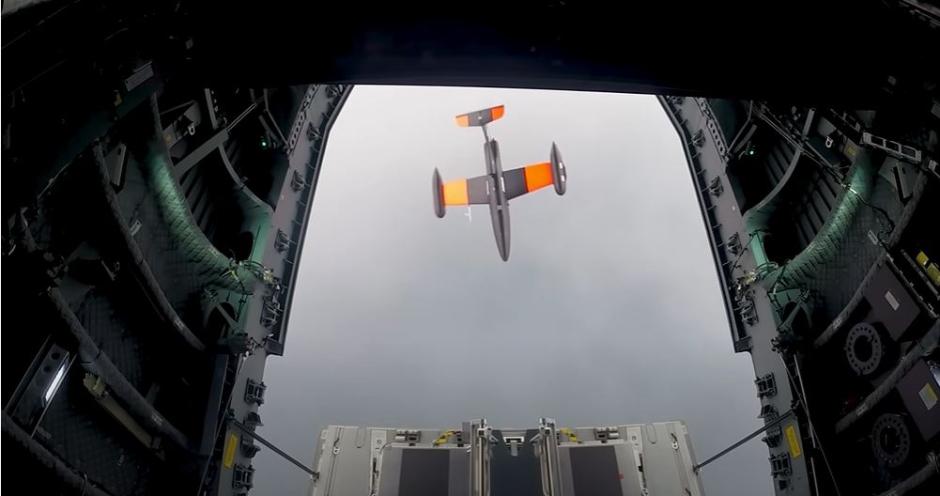 El dron Do-DT25 en vuelo, una vez lanzado desde el Airbus A400M