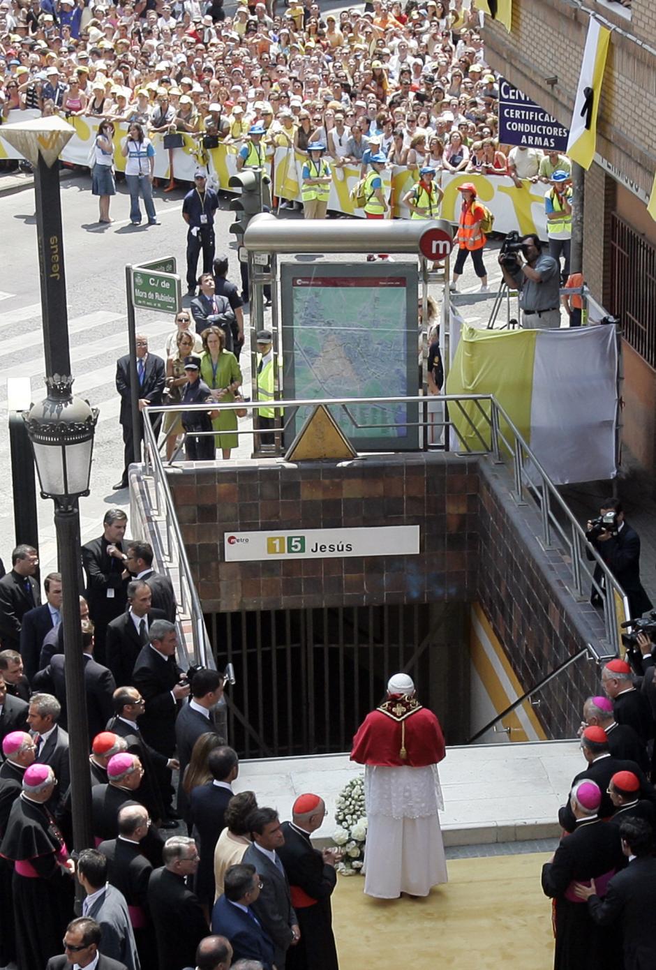 Benedicto XVI frente a la estación de metro de Valencia