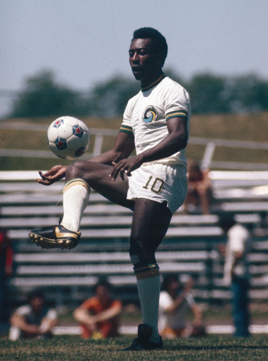 La estrella del fútbol brasileño, Pelé, en acción en el club de fútbol estadounidense Cosmos New York en agosto de 1977