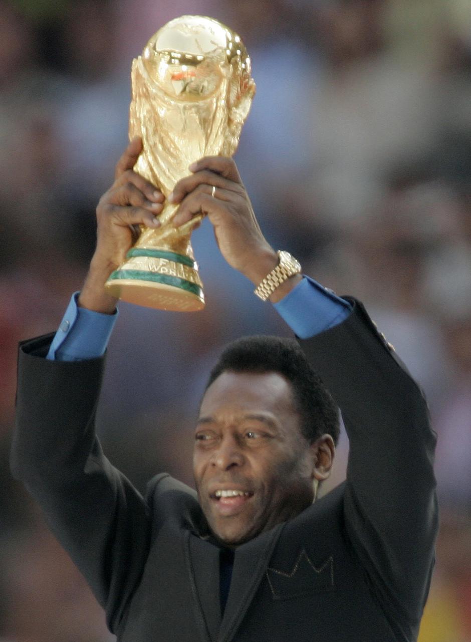 La leyenda del fútbol brasileño, Pelé, levanta el trofeo de la Copa del Mundo durante la ceremonia inaugural del partido de fútbol en el estadio de la Copa del Mundo en Múnich, Alemania, en junio de 2006.