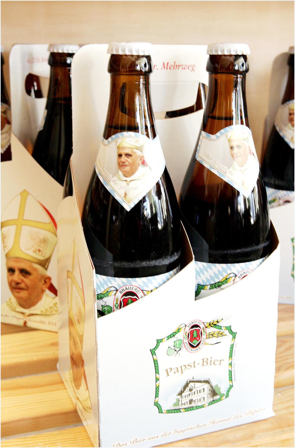 Souvenirs con la fotografía de Benedicto XVI