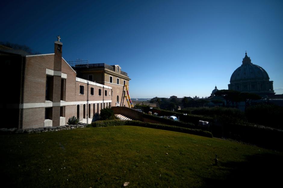 Convento de Mater Ecclesiae, con la Cúpula de San Pedro, en el Vaticano, en una imagen de archivo