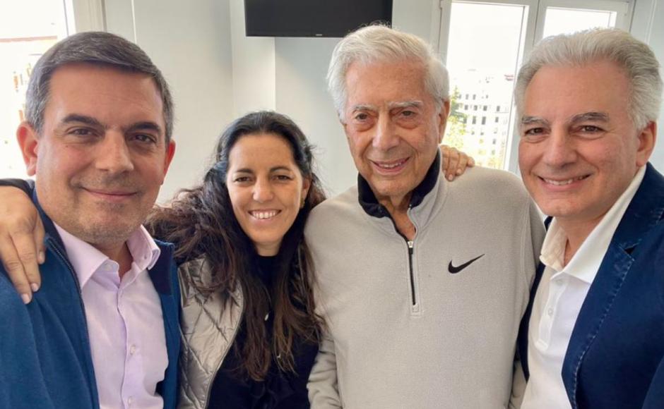 Gonzalo, Morgana y Álvaro Vargas Llosa, con su padre