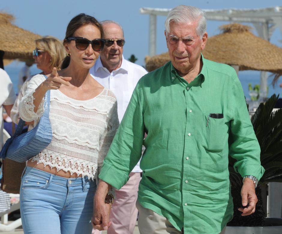 El escritor Mario Vargas Llosa e Isabel Preysler en Marbella.
31/08/2017
En la foto paseando de la mano