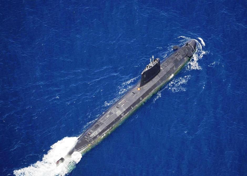 Vista aérea del submarino Galerna S-71 en navegación