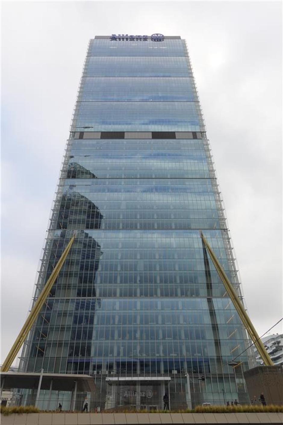La Torre Allianz, apodada Il Dritto, en Milan (Italia) que ha sido diseñada por el arquitecto japonés Arata Isozaki