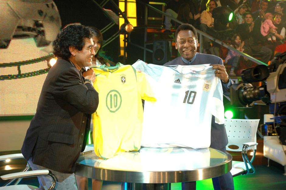 Maradona y Pelé se dedicaron camisetas en 'La noche del 10'