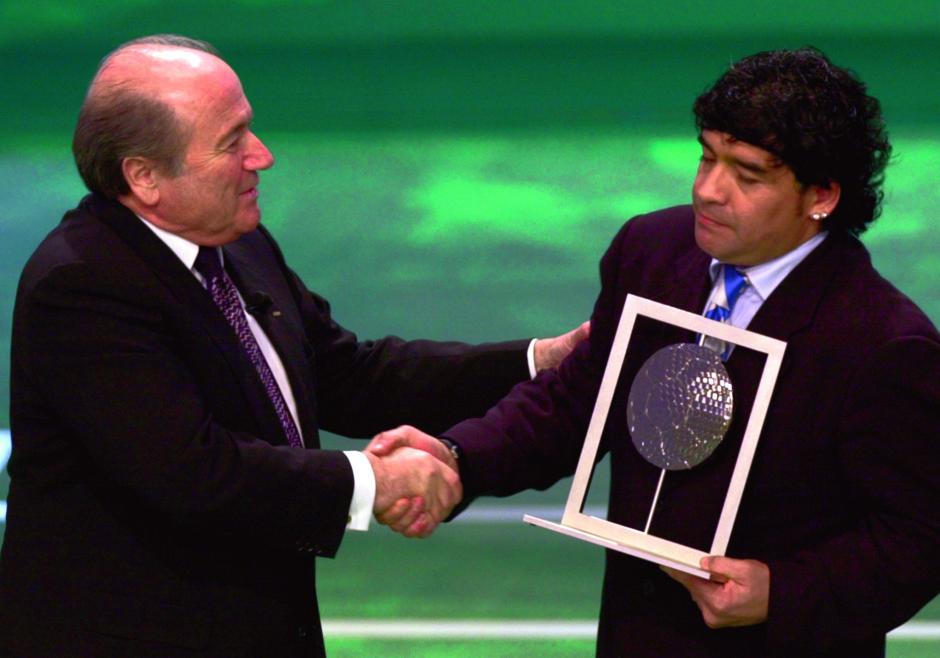 Maradona recibe el premio como mejor jugador del siglo XX a manos de Joseph Blatter, presidente de una FIFA con la que nunca simpatizó