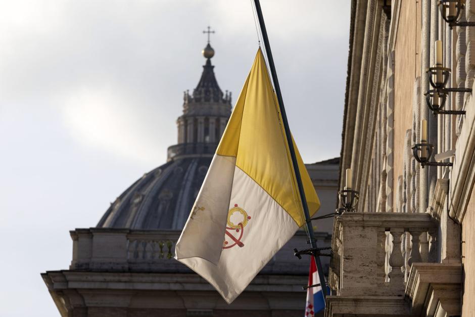 Bandera del Vaticano a media asta por la muerte de Benedicto XVI