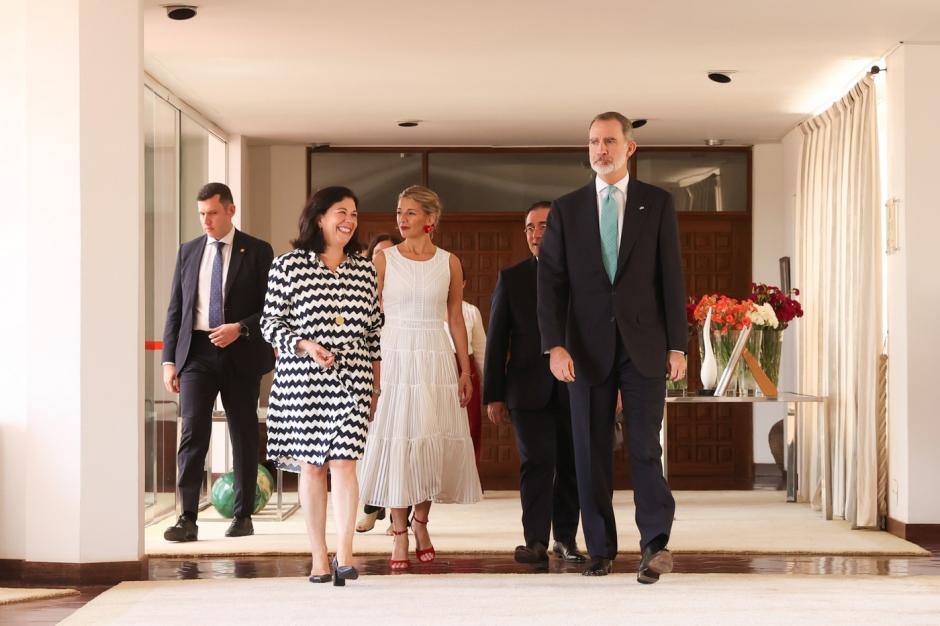 Su Majestad el Rey en la residencia de la Embajada de España, acompañado por la vicepresidenta segunda del Gobierno y ministra de Trabajo y Economía Social; el ministro de Asuntos Exteriores, Unión Europea y Cooperación; y la embajadora