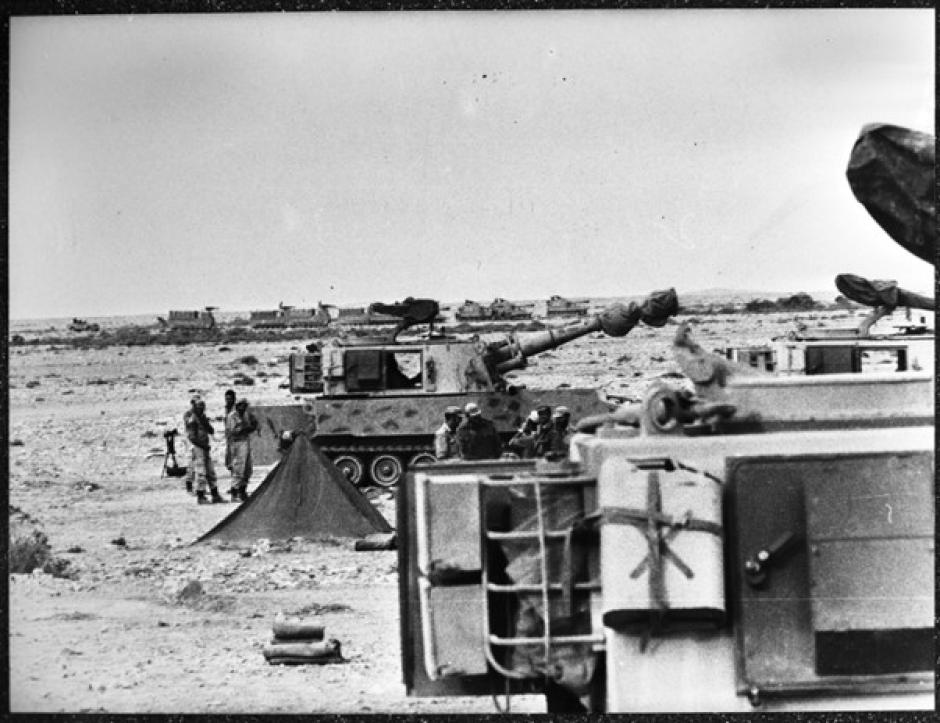 Tropas españolas en el Sáhara el 14 de noviembre de 1975. En primer plano se ve un obús autopropulsado de la División Acorazada “Brunete” n.º 1
