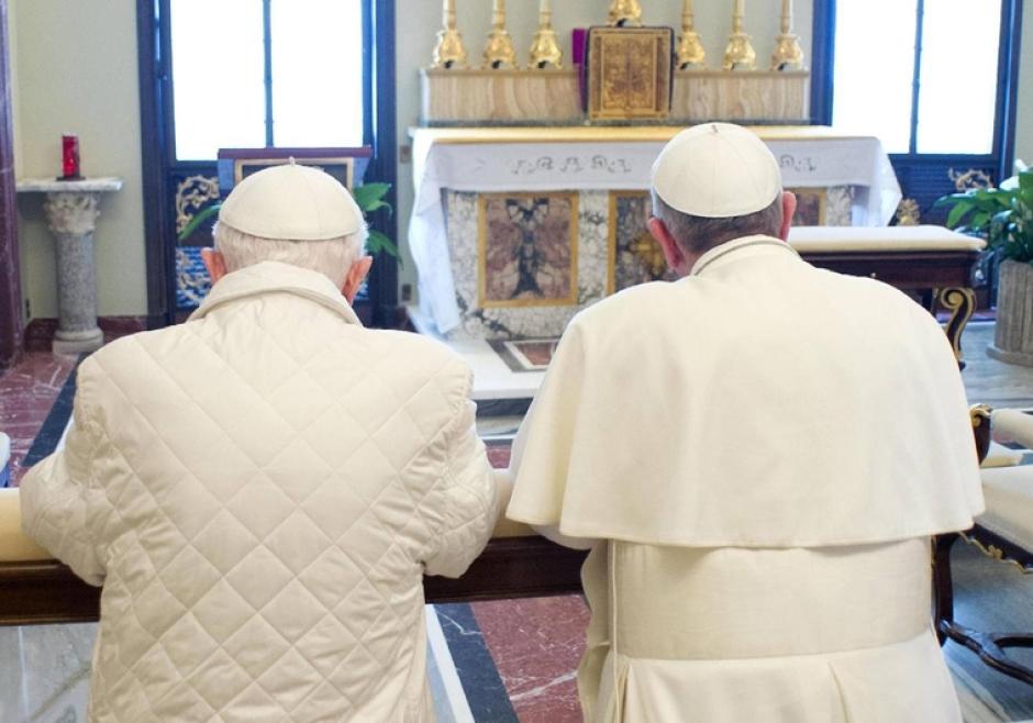 Benedicto XVI y Francisco, rezando juntos en Castel Gandolfo