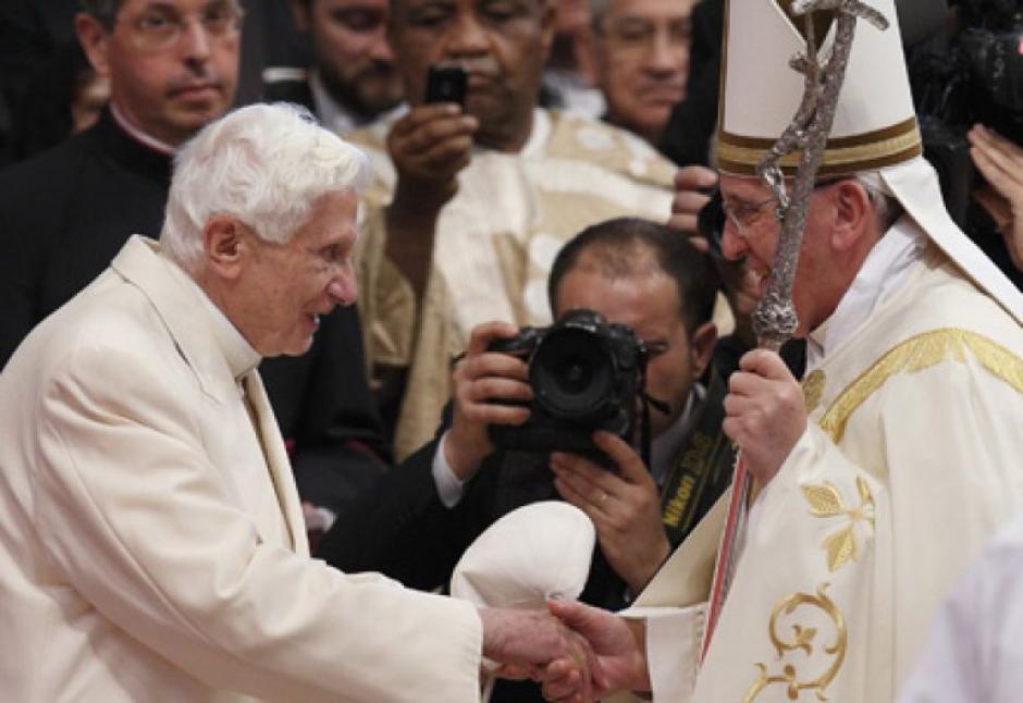 Benedicto y Francisco, saludándose tras el consistorio del 22 de febrero de 2014