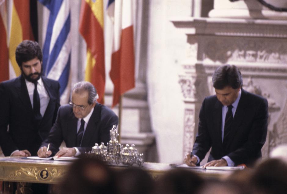 Firma de Felipe González del Tratado de Adhesión el 12 de junio de 1985 en el Salón de Columnas del Palacio Real de Madrid