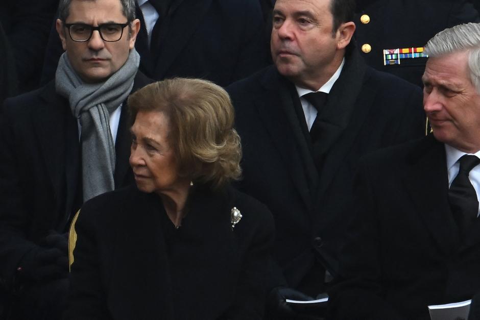 Former Queen Sofia of Spain and King Philippe of Belgium (R) attend the funeral mass of Pope Emeritus Benedict XVI at St. Peter's square in the Vatican, on January 5, 2023. - Pope Francis will preside on January 5 over the funeral of his predecessor Benedict XVI at the Vatican, an unprecedented event in modern times expected to draw tens of thousands of people. (Photo by Filippo MONTEFORTE / AFP)
