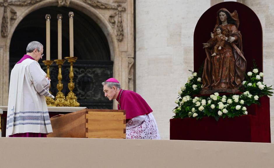 Pope Francis (C) stands by The coffin of Pope Emeritus Benedict XVI during his funeral mass at St. Peter's square in the Vatican, on January 5, 2023. - Pope Francis is presiding on January 5 over the funeral of his predecessor Benedict XVI at the Vatican, an unprecedented event in modern times expected to draw tens of thousands of people. (Photo by Vincenzo PINTO / AFP)