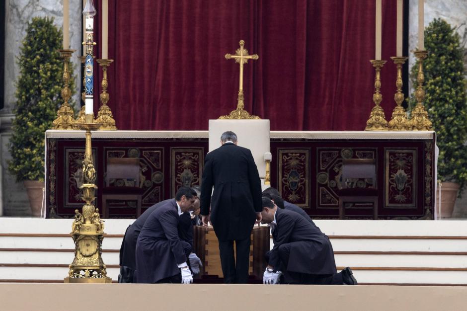 -FOTODELDIA- Ciudad del Vaticano, 05/01/2023.- El féretro del Papa emérito Benedicto XVI (Joseph Ratzinger) es transportado durante la ceremonia fúnebre del pontífice en la Plaza de San Pedro. EFE/ETTORE FERRARI