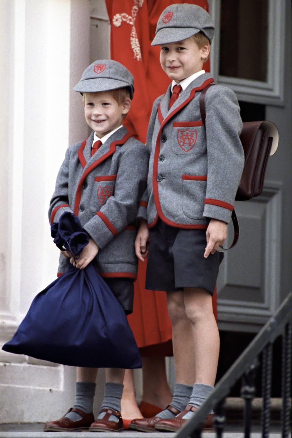 Guillermo y Harry, en su primer día de clase en 1980, en Londres