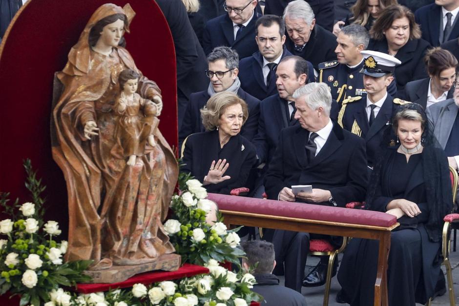 La reina emérita de España, Sofía y el Rey Felipe de Bélgica hablan durante el funeral por el Papa emérito Benedicto XVI