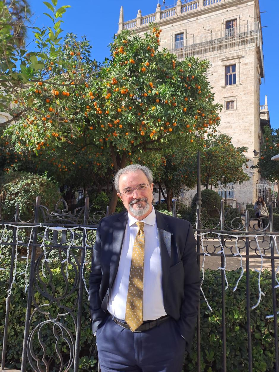 El candidato de Vox a presidir la Comunidad Valenciana, Carlos Flores Juberías, junto al Palacio de la Generalitat.