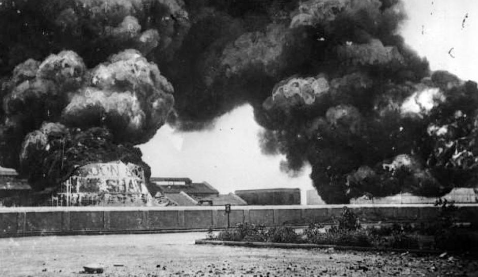 Tanques de petróleo ardiendo en Madrás