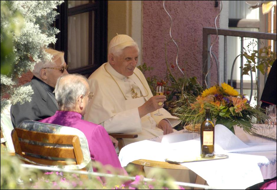 El Papa Benedicto XVI almorzando en un restaurante junto a su hermano Georg
