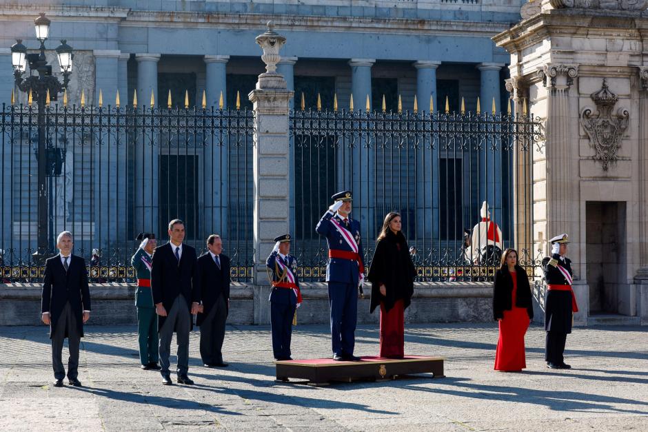 El rey Felipe VI (c) preside la celebración de la Pascua Militar este viernes en la plaza de la Armería de Madrid, frente al Palacio Real
