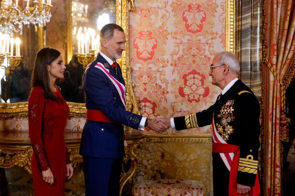 El rey Felipe VI y la reina Letizia, saludan al almirante Teodoro López Calderón, Jefe de Estado Mayor de la Defensa (JEMAD)