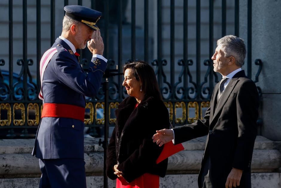 El rey Felipe VI (i) preside la celebración de la Pascua Militar este viernes en la plaza de la Armería de Madrid, frente al Palacio Real, acompañado por el ministro del Interior, Fernando Grande-Marlaska, y por la ministra de Defensa, Margarita Robles